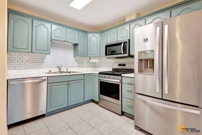 Building Photo - Modern 4-Bedroom Townhome in Desirable Sou...