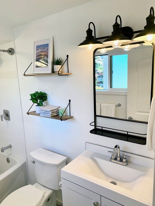 Building Photo - Fully Furnished Luxury Unit