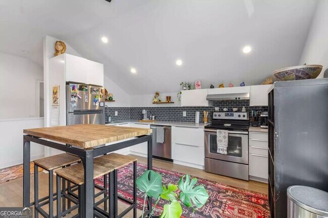 Building Photo - Renovated 2BR/1BA Attic Apartment with In-Unit Washer & Dryer – Prime Atlanta Location