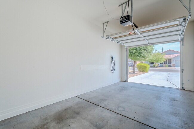 Building Photo - 2407 W Fawn Dr