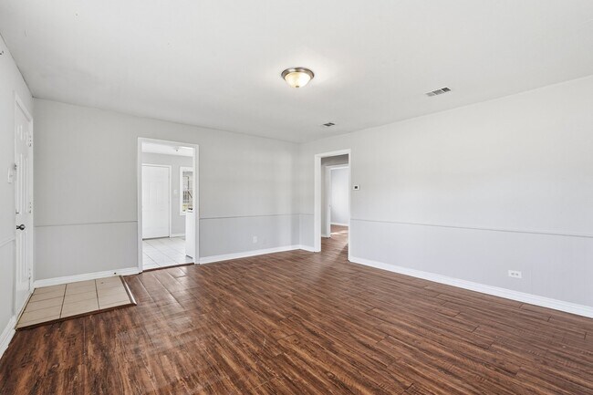 Building Photo - 729 13th Ave N