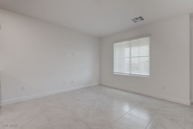 Building Photo - 933 Watford Pl