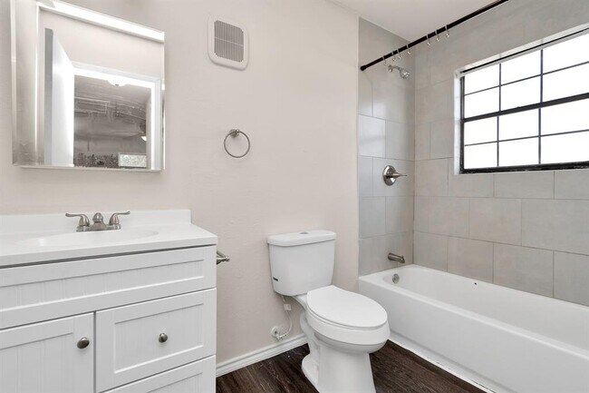 Building Photo - 915 Eleanor St