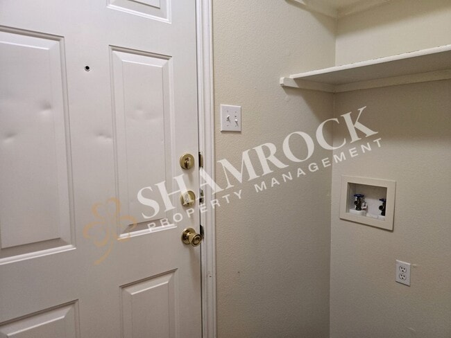 Building Photo - One-Bedroom with Garage
