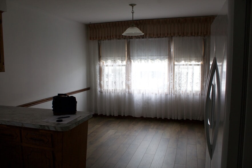 breakfast nook - 5127 W Carmen Ave