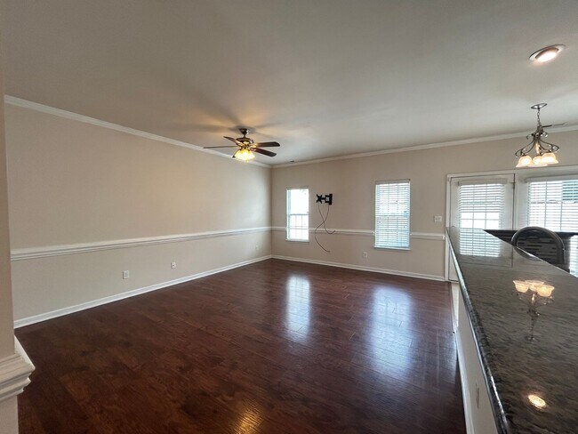 Building Photo - Immaculate beautiful 3-bedroom, 2.5-bath t...