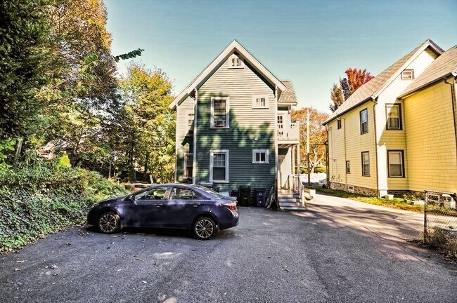 Building Photo - 135 Forest St