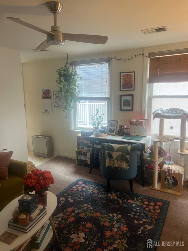 Building Photo - 463 Main St