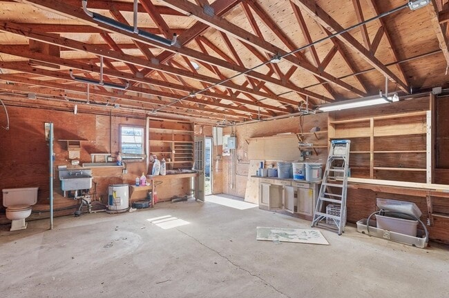 Building Photo - 423 E Morton St