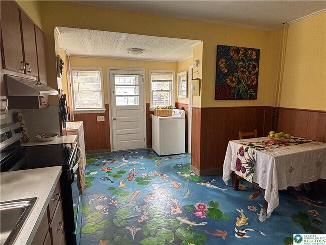 Building Photo - 2248 Birch St