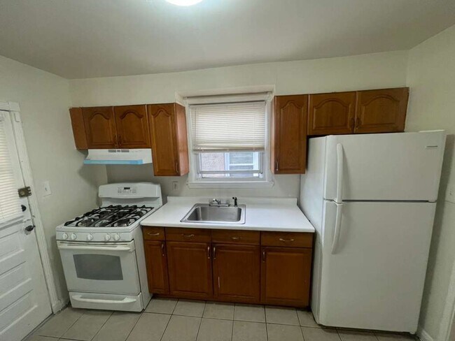 Building Photo - 1502 N Kenwood Ave