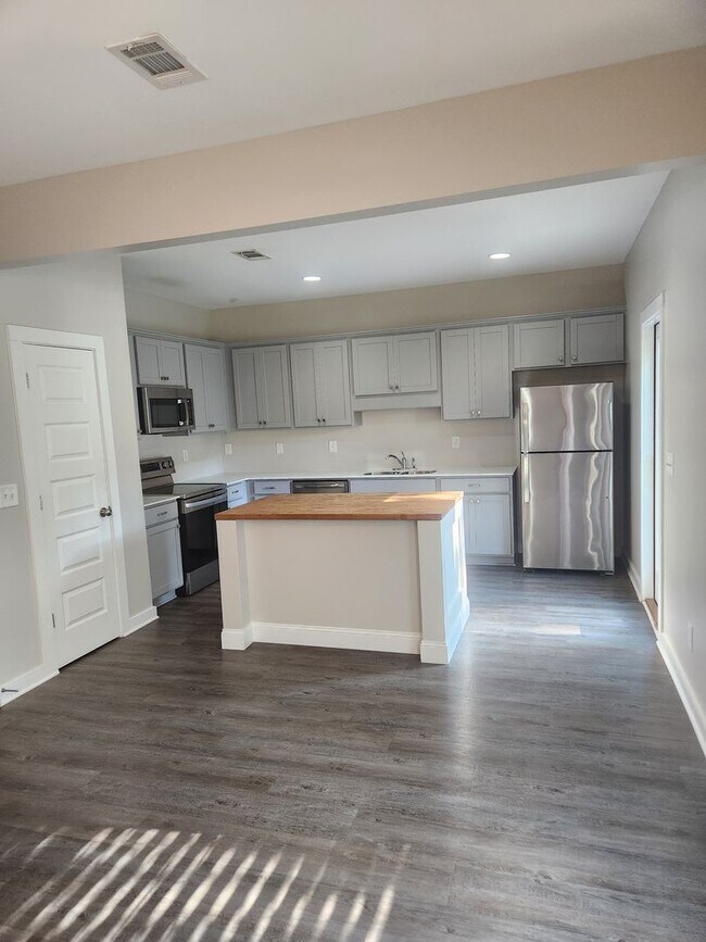 Building Photo - Nice 3 Bed 2 Bath House! Available Now!