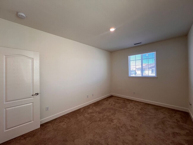 Building Photo - **MOVE-IN SPECIAL $500 OFF 1st Month** Lar...