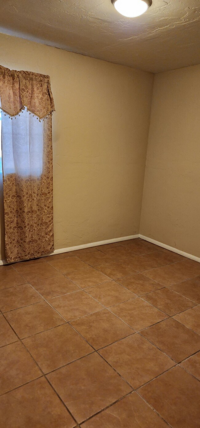 Building Photo - 2126 E Hidalgo Vista