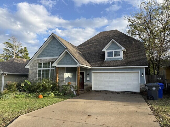 Building Photo - "Charming 3-Bed Home with 2.5 Baths & Spacious 2296 Sq Ft in Waco!"