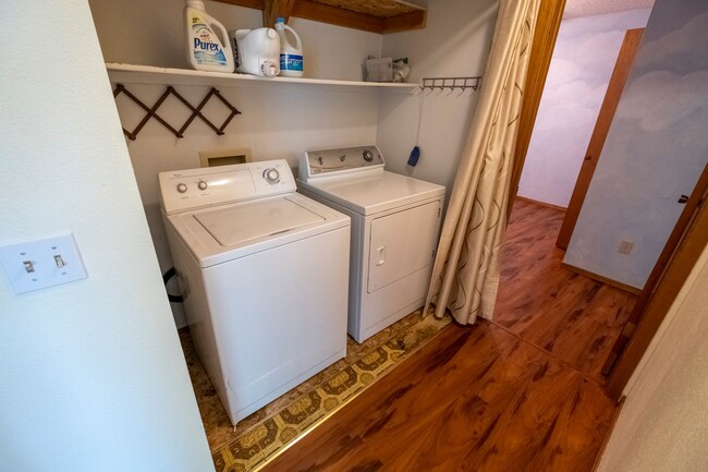 Building Photo - Cute Duplex in CDA