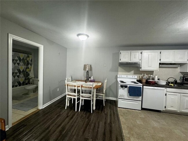 Building Photo - 300 Smithfield Rd