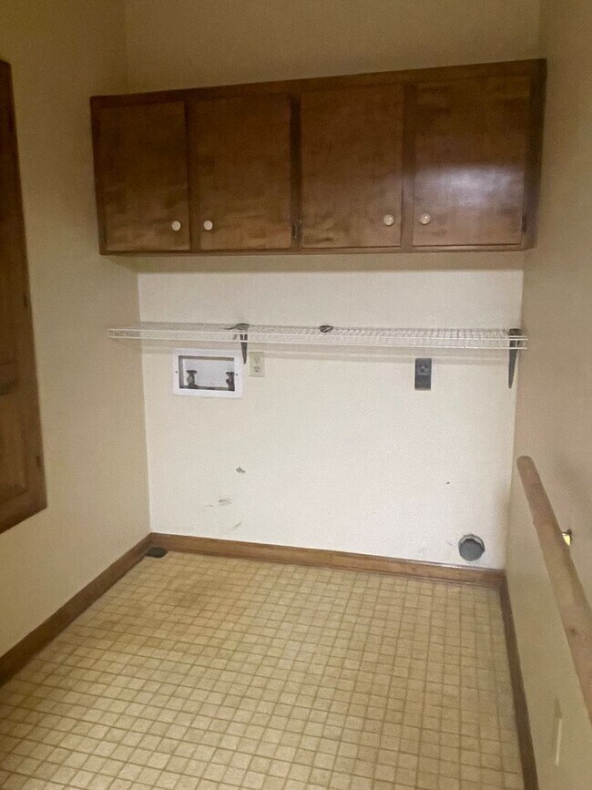 Building Photo - Two Bedroom Townhouse Near the Cajundome!