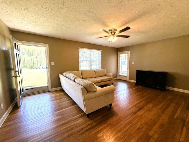 Building Photo - 217 Kewanna Dr