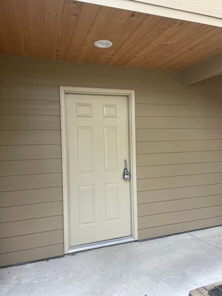 Your large personal locked storage unit - 280 NW Holly St