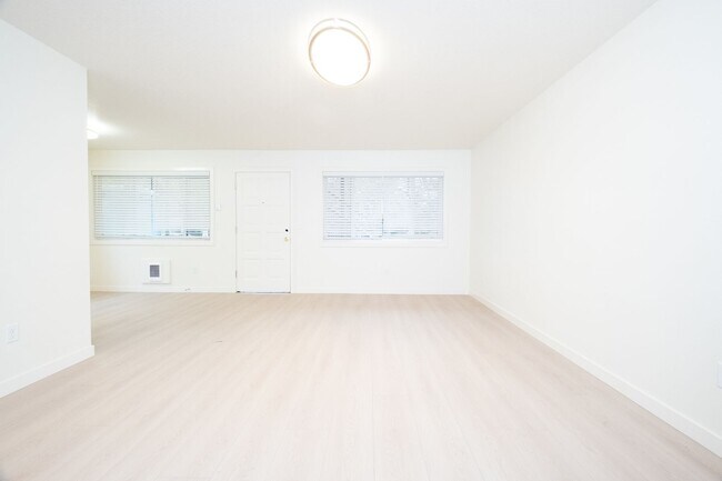 Building Photo - Fully Renovated 2 Bedroom in the Heart of ...