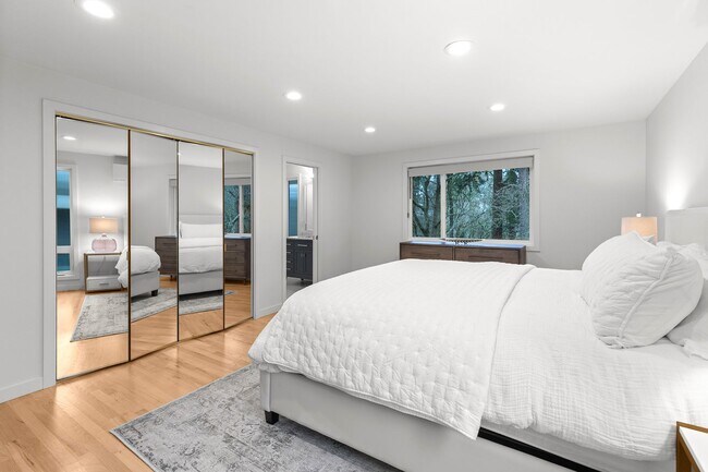 Building Photo - 4 bedroom 3 bath Mercer Island