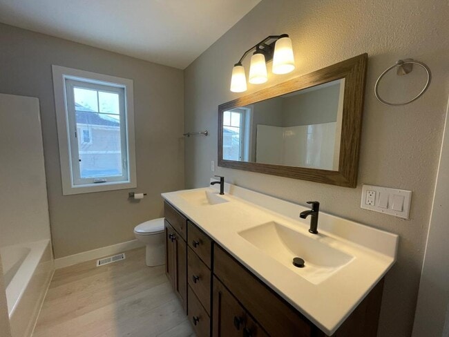 Building Photo - 1232 45th Ave NE