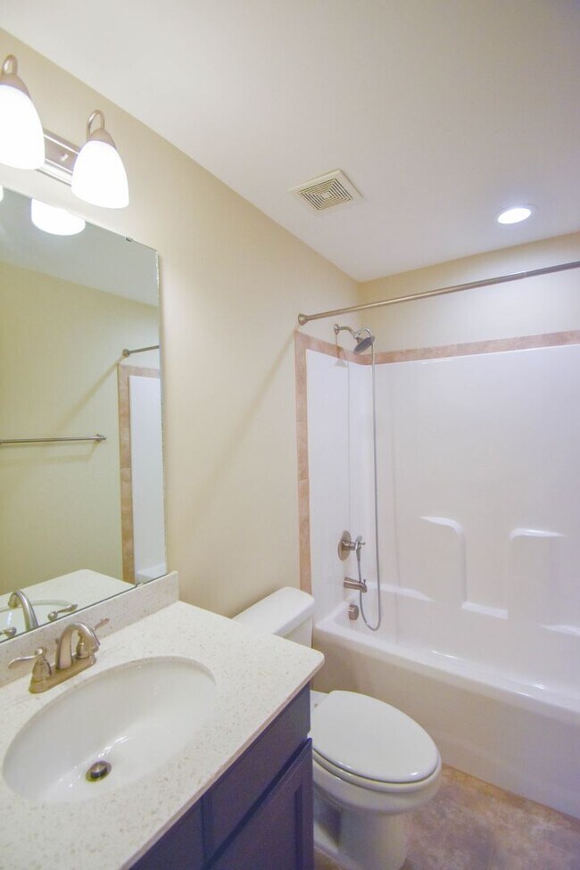 Building Photo - 3 Bedroom 2.5 Bathroom in Haymount - No Pets