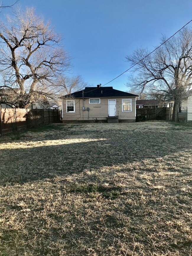 Building Photo - 2 Bedroom, 1 Bathroom Home in North Amarillo!