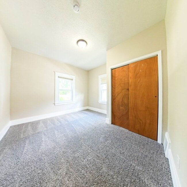Building Photo - Newly updated 5 bedroom 2 bathroom home