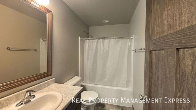 Building Photo - Modern 3 Bed, 2.5 Bath with Loft | Located...