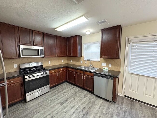 Building Photo - 4030 Falvel Shadow Creek Dr