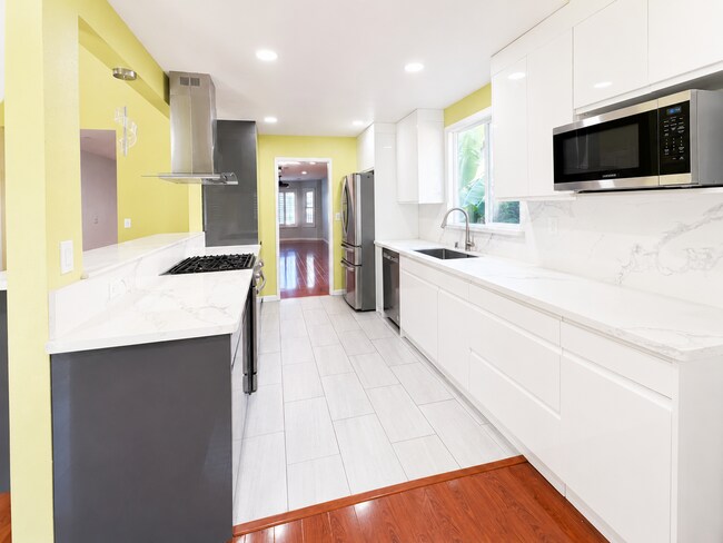 Building Photo - Welcome to this stunning 4 bedroom  bathroom home located in Fremont
