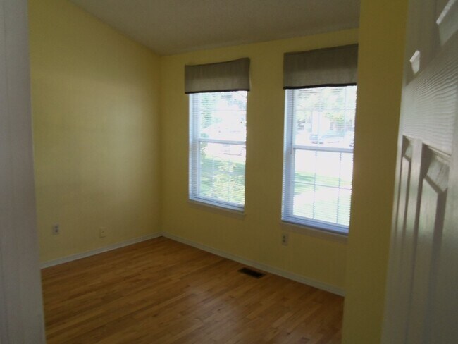 Building Photo - Great Littleton Location! 2 bedroom, 1 bat...
