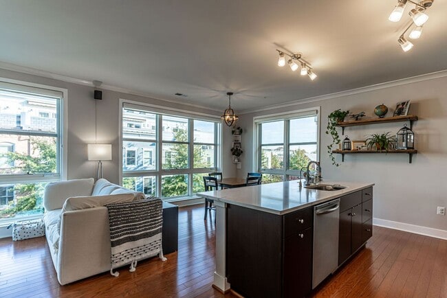 Building Photo - 2 Bed, 2 Bath Condo Bathed in Natural Light