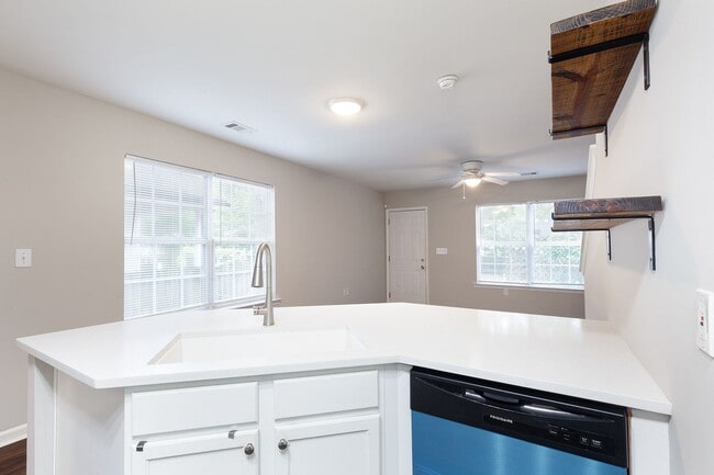 Building Photo - 3bd/2.5 ba Duplex Unit w/ Garage in Ideal ...