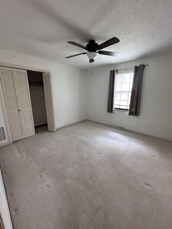 Building Photo - Maryville 37803 - 5 bedroom, 3 bath home - Contact Karen Robertson (865) 454-7626