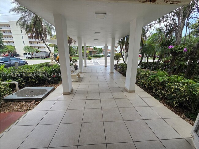 Building Photo - 2920 Point E Dr