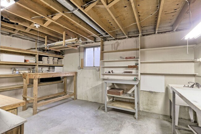 Building Photo - 2 Bedroom Ranch in Loveland with finished ...