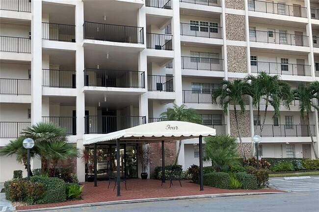 Primary Photo - 3000 N Palm Aire Dr