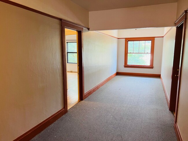 Building Photo - One Bedroom Second Floor Unit Ladd's Addition/Hawthorne District