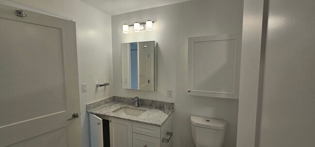 Building Photo - Luxury 1-Bed/1-Bath with Laundry in Unit