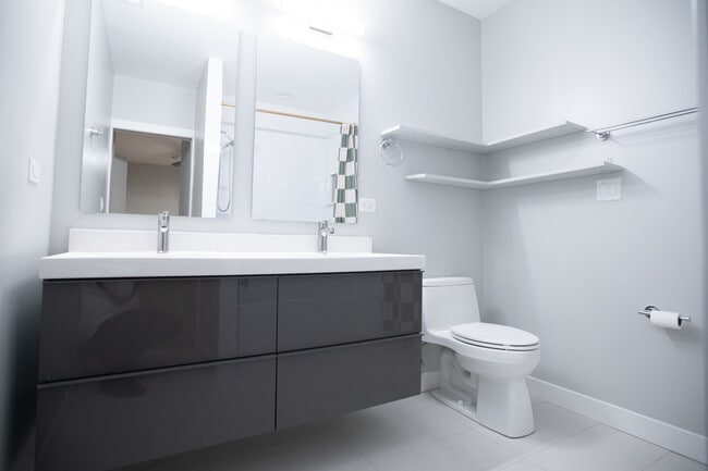 Building Photo - 1028 N California Ave