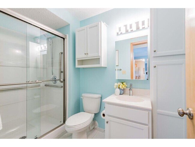 Building Photo - Spacious one-bedroom, one-bath condo in a fantastic St. Paul location!