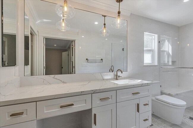 Building Photo - Great Location! Great Schools! Month to Mo...