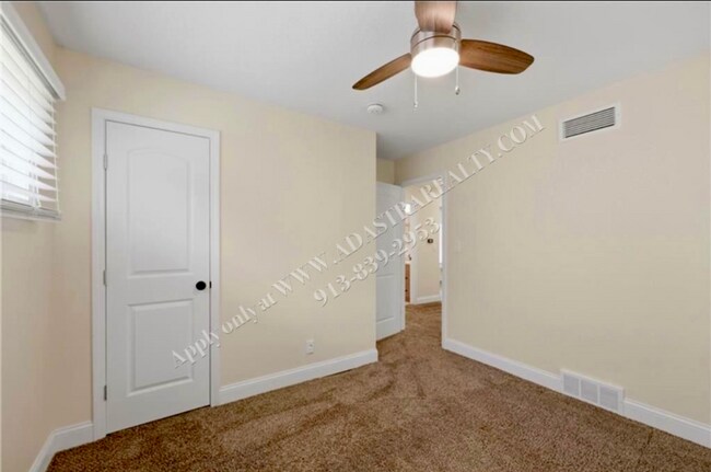 Building Photo - Lovely Ranch in Lenexa-Available NOW!!