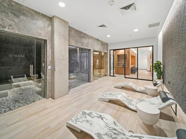 Building Photo - 15825 N 71st St