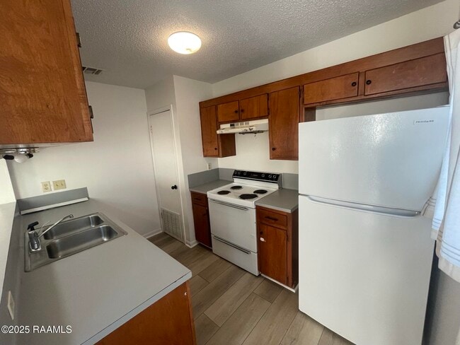 Building Photo - 104 Mindes Dr