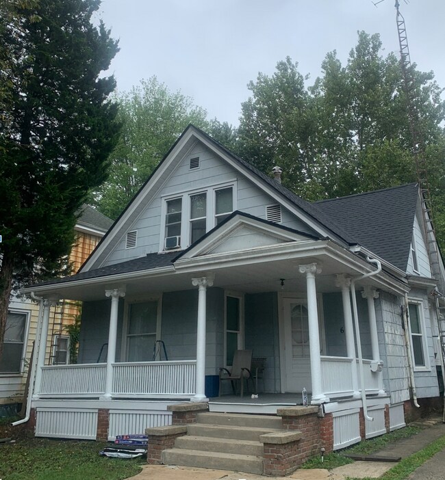 Building Photo - 627 New St
