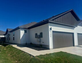 Building Photo - Stunning Duplex in Emma Park